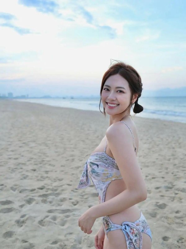 民信配资 TVB清纯女神沙滩大解放！罕见晒喷血泳照！本人亲回反常举动