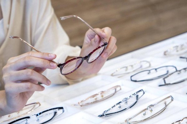 我要配资 再这么擦眼镜，它就离“报废”不远了！99%的人都干过→