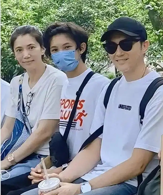 天盈财富 袁咏仪英国陪儿子读大学，张智霖忙工作不忘关心妻子！