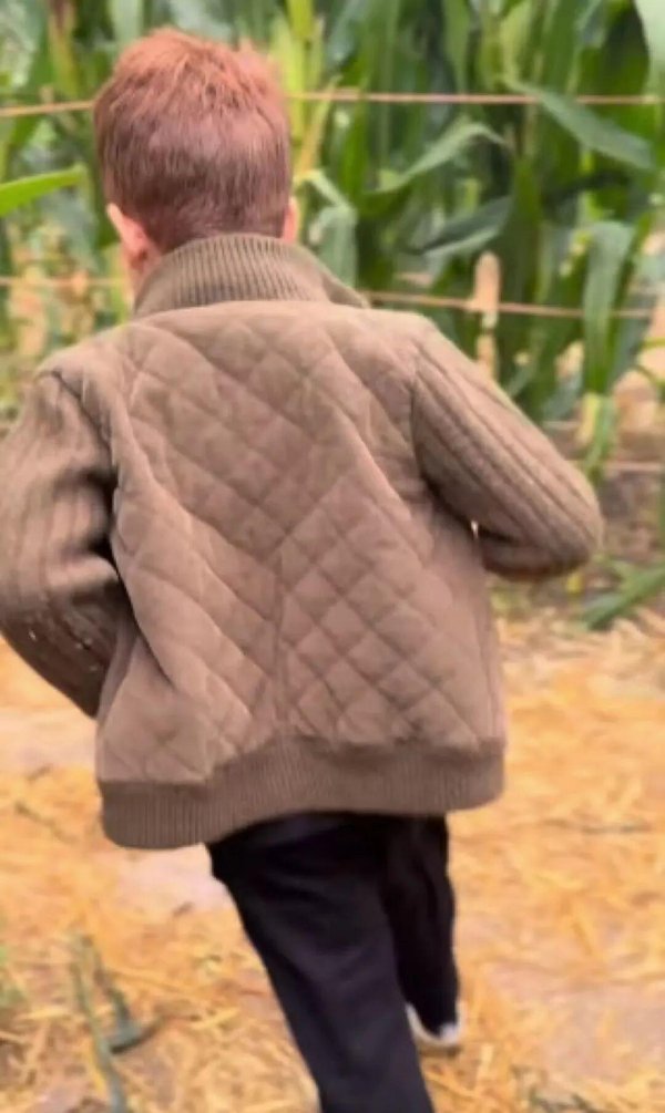 华夏国际 哈里硬刚梅根！为阿奇英国上学拒让步，怕断查尔斯祖孙情，梅批寄宿学校 “野蛮”